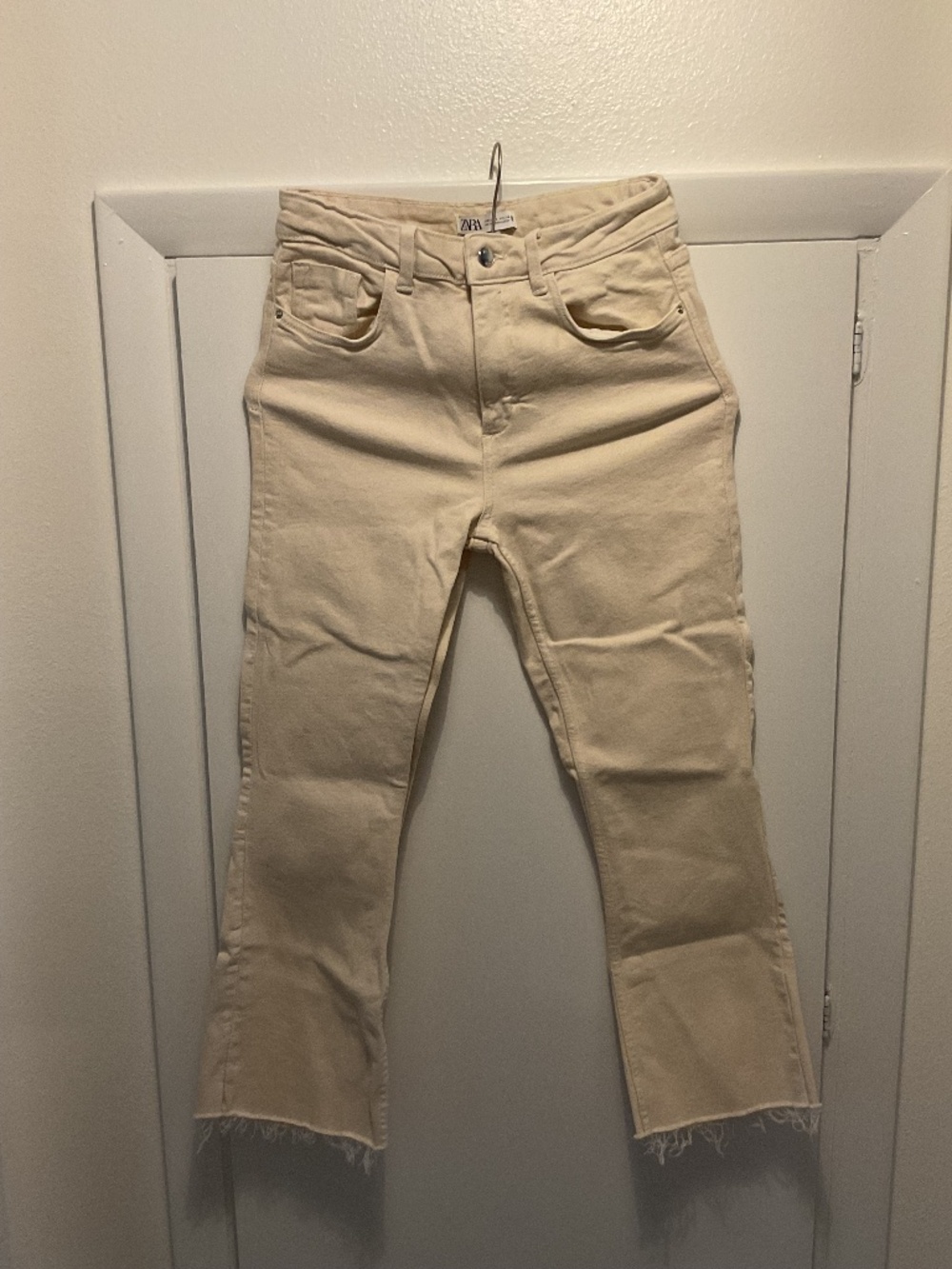 Zara Ecru Cropped Denim, Size 6